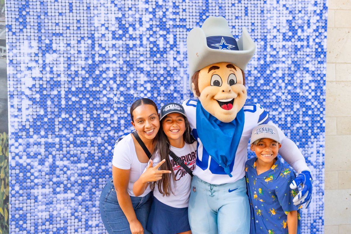VisitOxnardCA's tweet image. It’s the most electrifying night of Training Camp — Oxnard Fan Night is BACK featuring Americas Sweethearts!! --> bit.ly/3NRArAy
#VisitOxnard #VisitCa #DCC #DallasCowboysCheerleaders