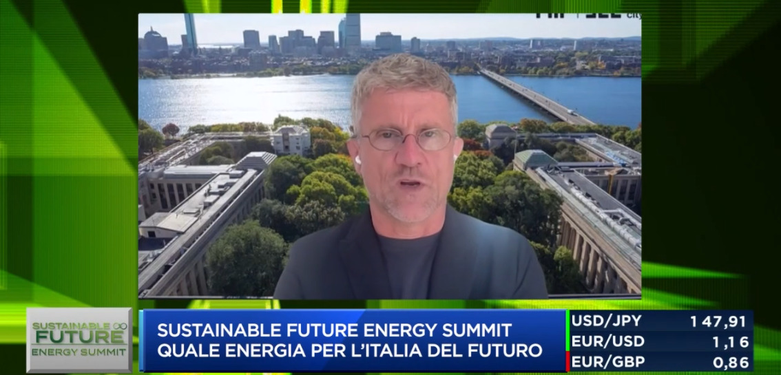 Carlo Ratti (Architetto): «Dobbiamo partire dalla natura. Il cervello umano, superiore ancora a quello artificiale, consuma anche pochissima energia. Dobbiamo imparare dalla natura». #SustainableFuture #Energia #TransizioneEnergetica #GreenDeal #FontiRinnovabili #Innovazione