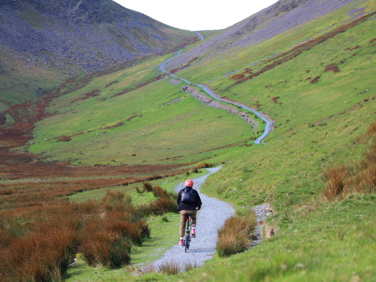 Small wheels, big hill? No problem.

With a 250w rear motor, torque sensor and lightweight frame - the M2 makes climbing feel effortless, even when the trail gets steep.

Don’t let the size fool you. This folding ebike is built to go further.