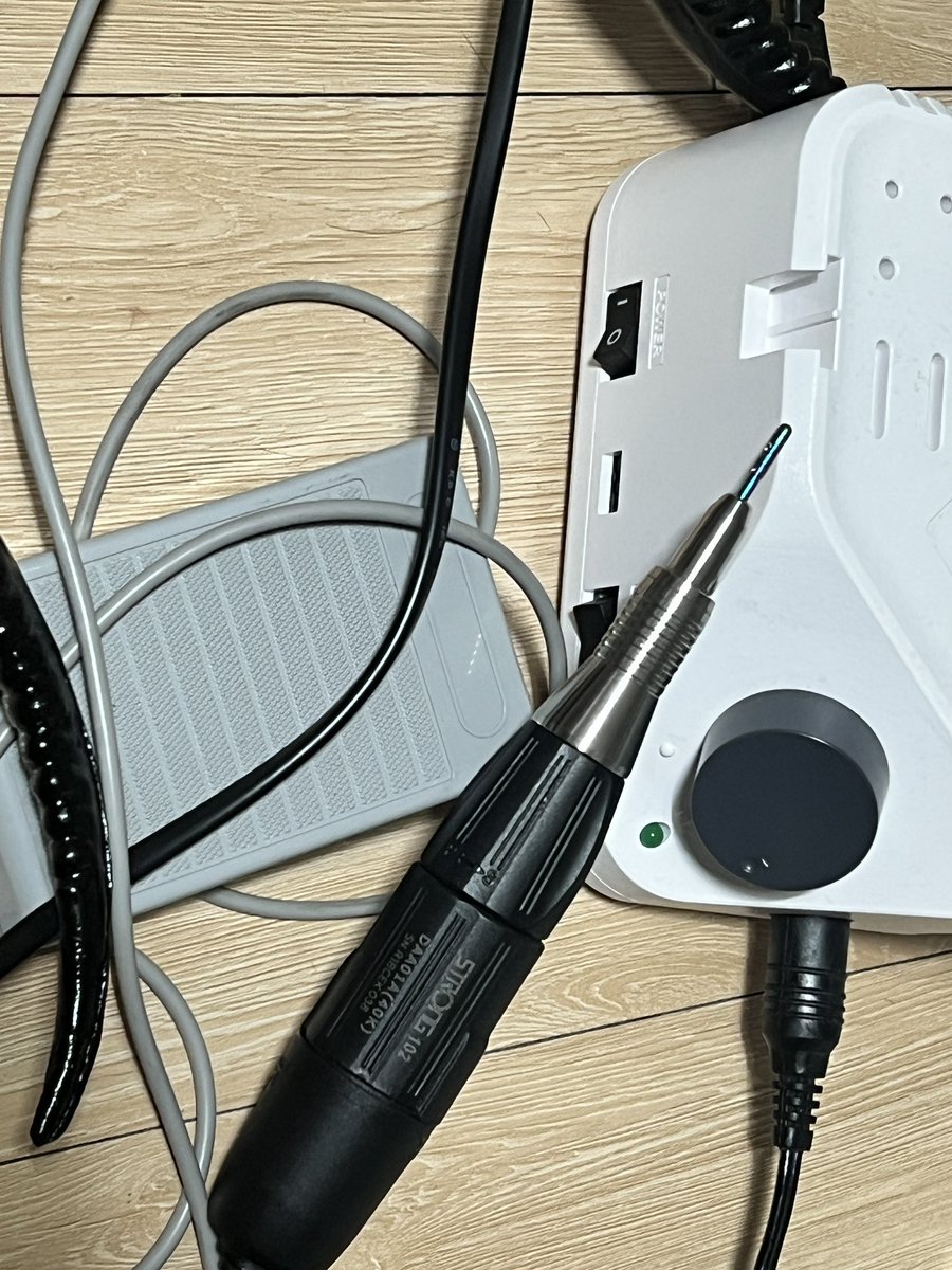 가면에 구멍 뚫어야해서 누구나 집에 하나쯤 있는 핸드피스를 꺼냅시다..