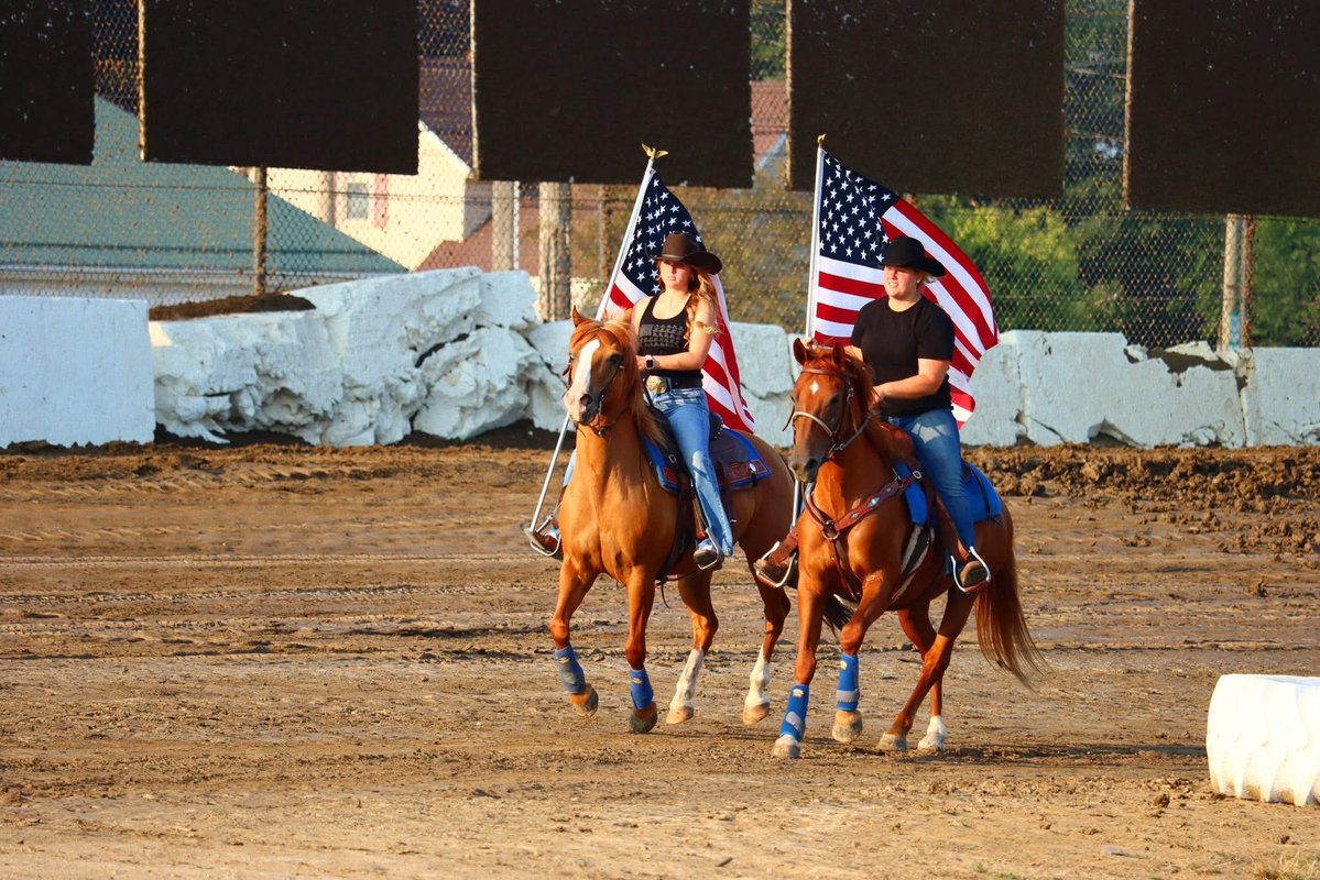 thebriansmith's tweet image. Thanks to 📸 Brett Miller Photography for these shots of my two oldest daughters, Carianne & Kendra, carrying the 🇺🇸🇺🇸 for the anthem @FremontSpeedway for the @HighLimitRacing show. Thanks to @RichFarmer29 & Shelly Farmer for making it happen. My girls are very grateful. So Cool.