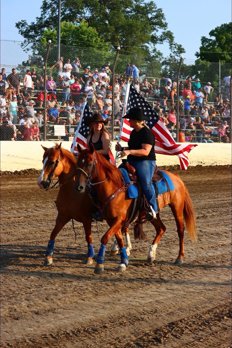 thebriansmith's tweet image. Thanks to 📸 Brett Miller Photography for these shots of my two oldest daughters, Carianne & Kendra, carrying the 🇺🇸🇺🇸 for the anthem @FremontSpeedway for the @HighLimitRacing show. Thanks to @RichFarmer29 & Shelly Farmer for making it happen. My girls are very grateful. So Cool.