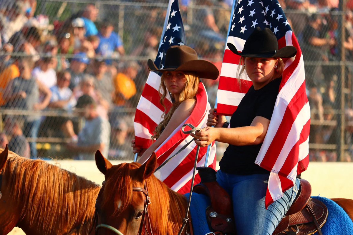 thebriansmith's tweet image. Thanks to 📸 Brett Miller Photography for these shots of my two oldest daughters, Carianne & Kendra, carrying the 🇺🇸🇺🇸 for the anthem @FremontSpeedway for the @HighLimitRacing show. Thanks to @RichFarmer29 & Shelly Farmer for making it happen. My girls are very grateful. So Cool.