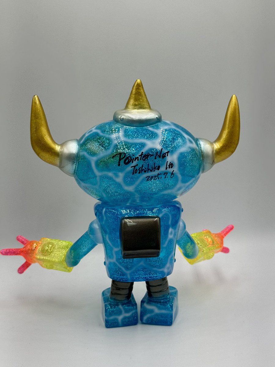 nine_tailed0717's tweet image. 大分遅いデザフェス61戦利品①
オタクリームさんとペインターネットさんコラボのゲッチャリロボ水中迷彩です☺️
会場抽選で見事に当選して大好きなゲッチャリロボコレクションがまた増えました🎵
記念にイトウさんのサインもして頂きました。