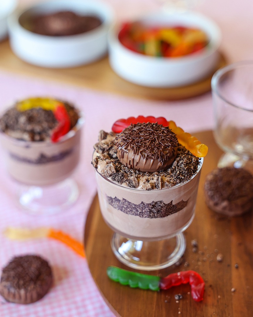 It's #NationalGummyWormDay, and we're digging this Dirt &amp; Worms Pudding recipe!🪱🍫 We gave the classic dessert a Sarris twist—layered with our rich Chocolate Covered Sandwich Cookies for an extra indulgent crunch. ✨

Grab the recipe here: sarriscandies.co/DirtWormsPuddi…
