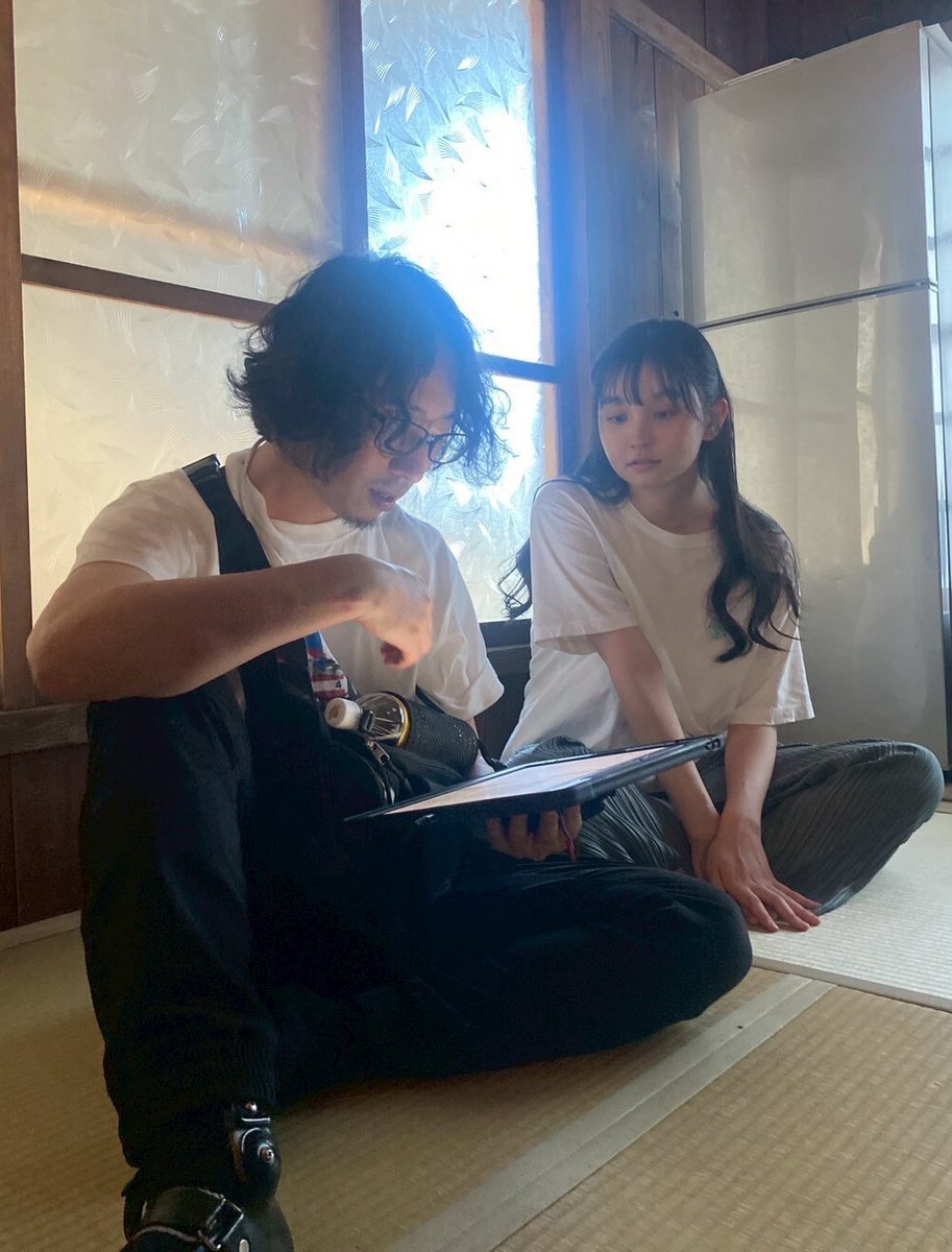 Nyardaughter's tweet image. 【#ナイアル娘 撮影レポート‼️】
本日は社殿で台本確認中の前川志緒里役、窪田彩乃さんと監督の様子をお届け!
撮影日は6月初旬でしたが、この一枚だけみると『夏の一コマ』☀️👒🌻という感じですね!