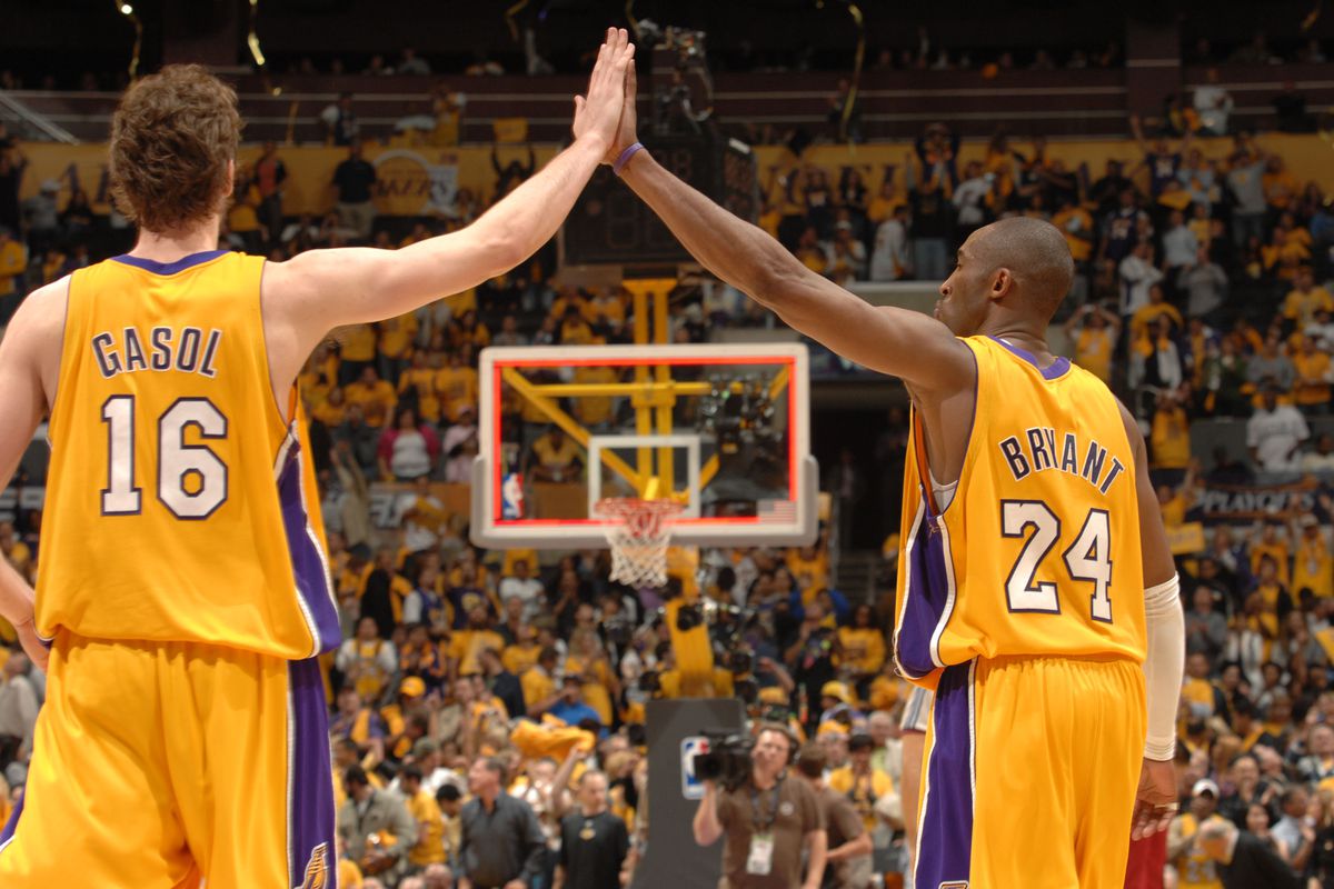 royal84983's tweet image. The late 2000s Lakers were the perfect core, #8 the great talent became #24 the great player. Had 2 7 footers who can defend and score, Odom who can play up to 3 positions, a floor general Fisher, a dog on the wing in Artest. Odom & Gasol were the perfect players for Kobe.