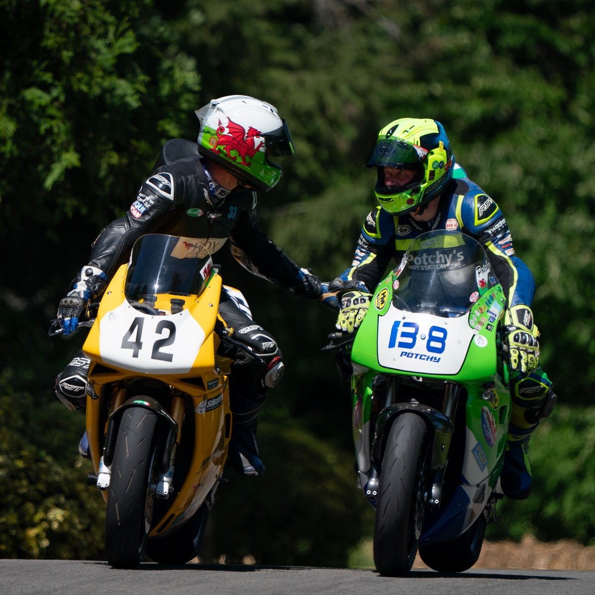 🤝 Respect, lads! 

Alex Sinclair and Paul 'Potchy' Williams 👏🏁🏴󠁧󠁢󠁷󠁬󠁳󠁿

📸 Cams PhotoVideo

#AberdareParkRoadRaces #RoadRacing