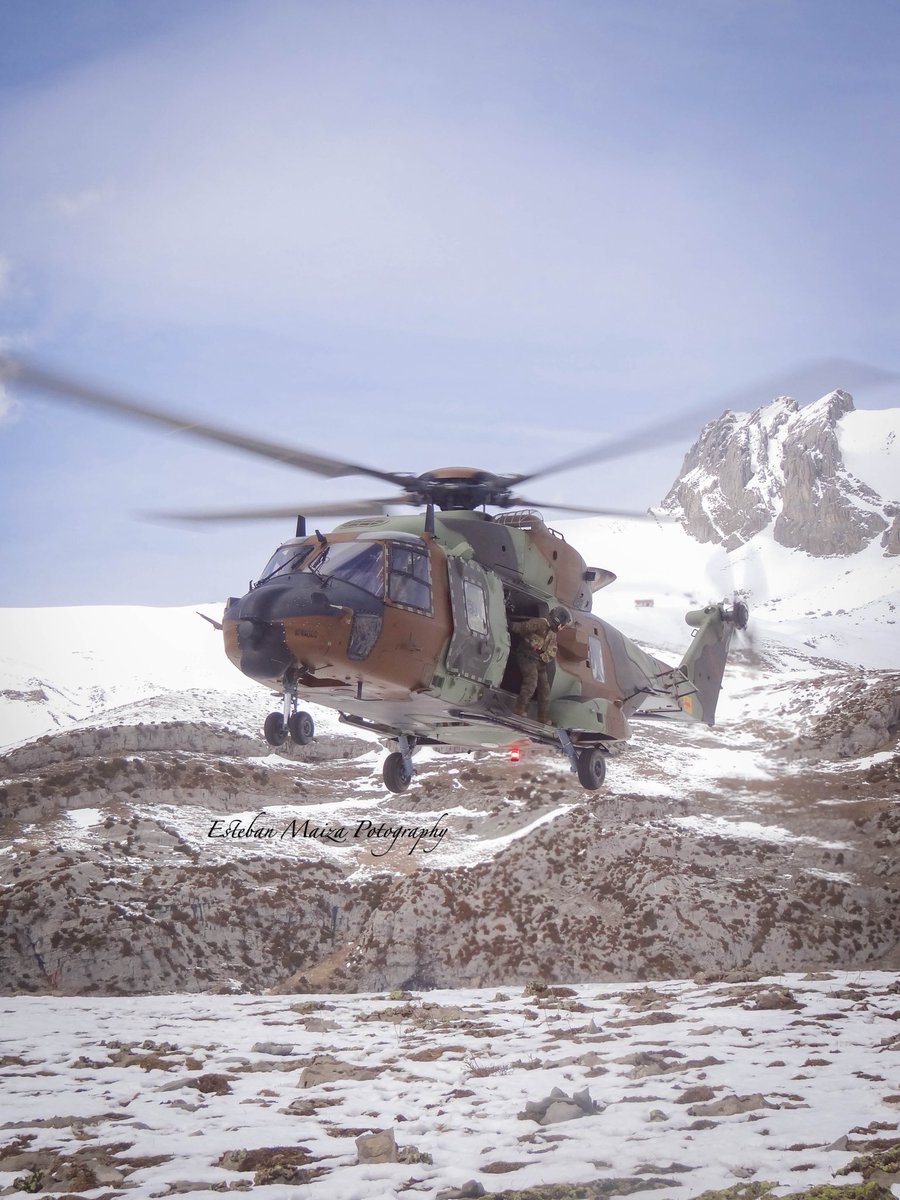 Hoy comparto con mucha ilusión que en el número 567-568 de la revista Defensa encontraréis en la portada una foto mía de un NH-90 Sarrio en los Pirineos y en las primeras páginas y artículo que llevo mucho tiempo preparando dedicado al 50 aniversario del BHELMA III de las FAMET.