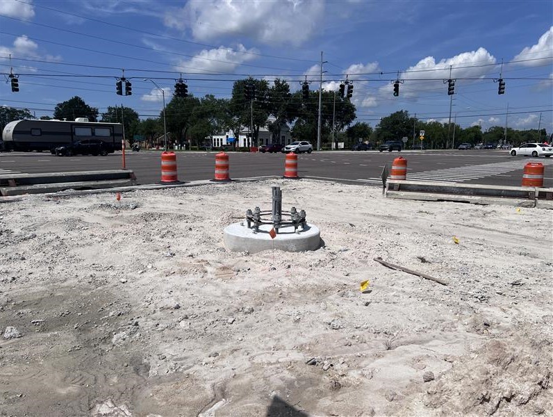 MyFDOT_CFL's tweet image. FDOT is making progress at the S.R. 436/S.R. 434 intersection. Two of four mast arm foundations are done, and outdated pedestrian features have been removed. New drainage is in place to support future lane widening.
More: cflroads.com/project/447411…
@seminolecounty @CityofAltamonte
