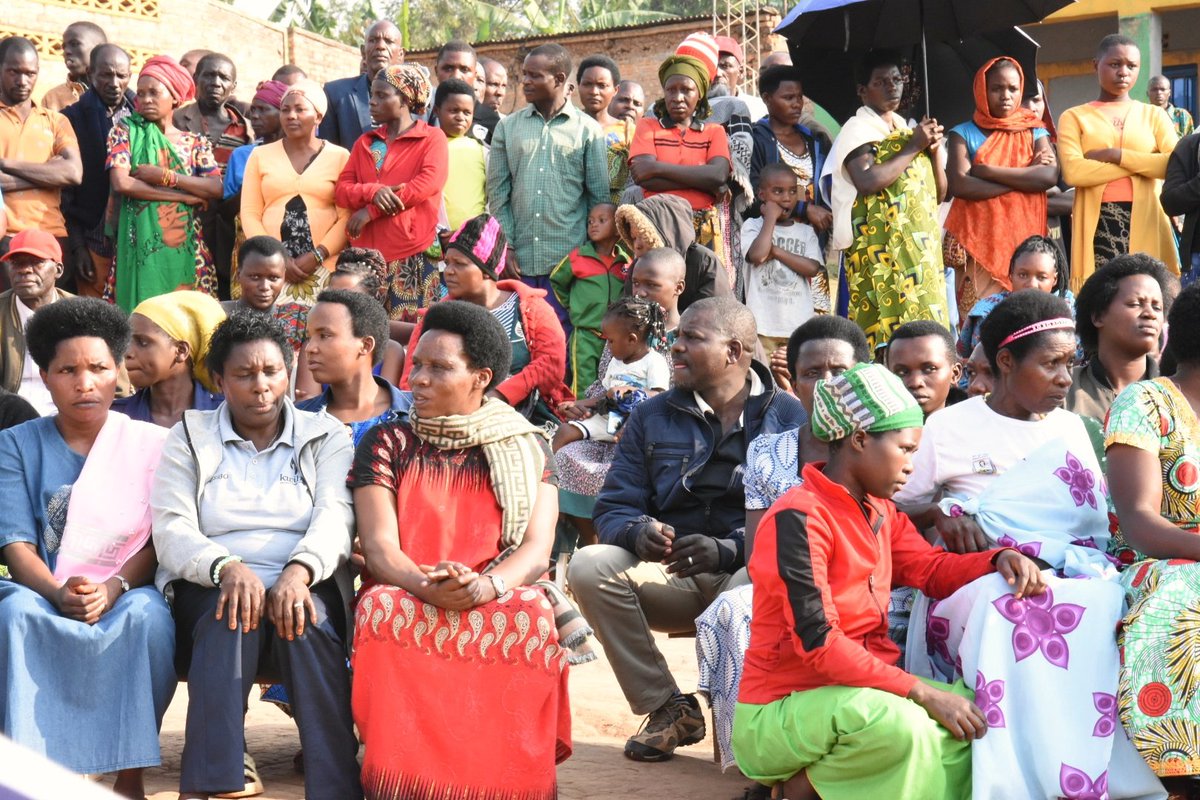 Gatsibo District (@gatsibodistrict) on Twitter photo Ku gicamunsi cyo kuri uyu wa Kabiri, Umuyobozi w'Akarere <a href="/richardgasana/">GASANA Richard</a> ari kumwe n'inzego z'Umutekano bifatanyije n'Abaturage b'Akagari ka Gituza mu Murenge wa Kageyo mu nteko z'Abaturage. <a href="/RwandaLocalGov/">Ministry of Local Government | Rwanda</a> <a href="/RwandaEast/">πππ¬πππ«π§ ππ«π¨π―π’π§ππ | ππ°ππ§ππ</a> Ku gicamunsi cyo kuri uyu wa Kabiri, Umuyobozi w'Akarere <a href="/richardgasana/">GASANA Richard</a> ari kumwe n'inzego z'Umutekano bifatanyije n'Abaturage b'Akagari ka Gituza mu Murenge wa Kageyo mu nteko z'Abaturage. <a href="/RwandaLocalGov/">Ministry of Local Government | Rwanda</a> <a href="/RwandaEast/">πππ¬πππ«π§ ππ«π¨π―π’π§ππ | ππ°ππ§ππ</a>