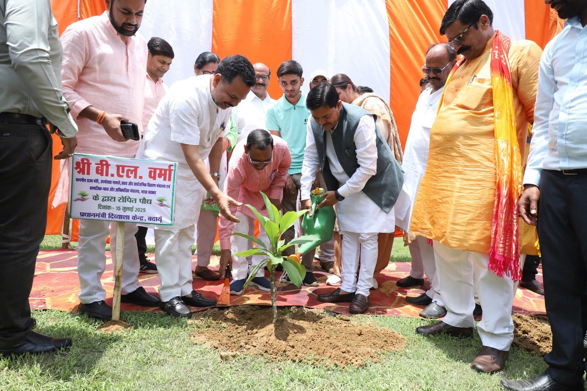 blvermaup's tweet image. बदायूँ के राजकीय मेडिकल कॉलेज परिसर में 75वें &quot;पीएम दिव्याशा केंद्र&quot; के उद्घाटन के अवसर पर प्रधानमंत्री श्री @narendramodi जी के &quot;एक पेड़ माँ के नाम&quot; आह्वान को समर्पित करने के क्रम में आज एक और पौधा रोपित किया।#Divyangjan #AccessibleIndia #OneTreeForMother
#एक_पेड़_माँ_के_नाम