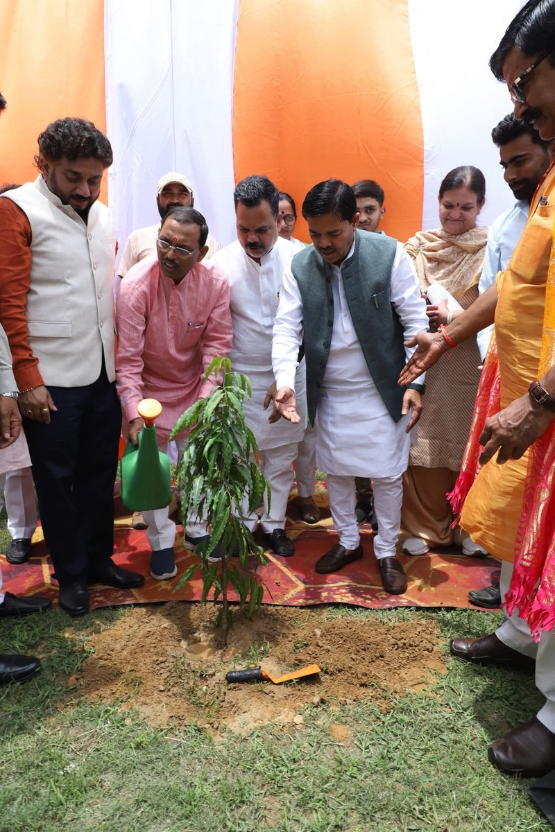 blvermaup's tweet image. बदायूँ के राजकीय मेडिकल कॉलेज परिसर में 75वें &quot;पीएम दिव्याशा केंद्र&quot; के उद्घाटन के अवसर पर प्रधानमंत्री श्री @narendramodi जी के &quot;एक पेड़ माँ के नाम&quot; आह्वान को समर्पित करने के क्रम में आज एक और पौधा रोपित किया।#Divyangjan #AccessibleIndia #OneTreeForMother
#एक_पेड़_माँ_के_नाम