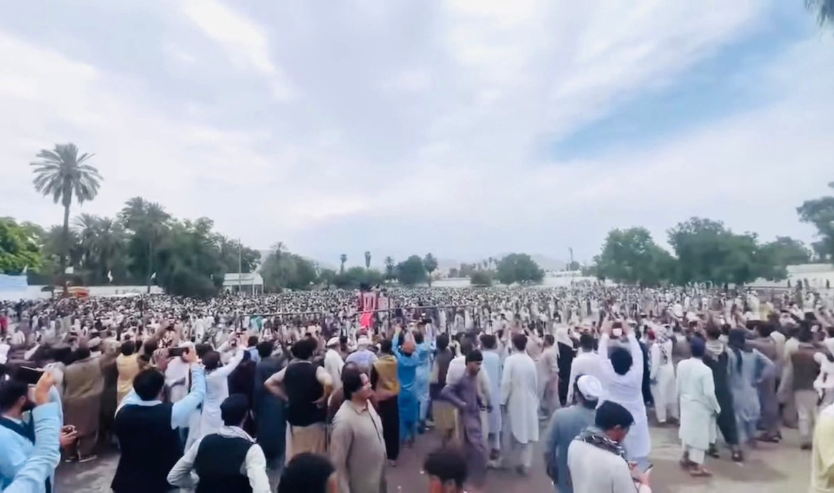 په زرګونو خلکو د ارواښاد مطیع الله تراب جنازه وکړه.

هغوی یې هم په جنازه کې ټیټ سر ولاړ و او ځان یې غمجن ګڼل چا چې پرون د ارواښاد تراب په خوله غبرګ لاسونه ایښي و او هغه ته یې د حقي وینا اجازه نه ورکوله.

شاعر چې د خپل ما في الضمیر اظهار ونه کړي او هره ناخواله په زړه تېره کړي،