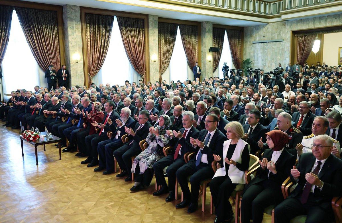 O gece, Gazi Meclisimizde yaşananlar hafızamızda yerini koruyor. Devletin bağımsızlığına ve milletin istikbaline göz diken hain FETÖ’cü yapılanmanın, millî iradenin tecelligâhını alçakça hedef almasını asla unutmayacağız!
 
Sayın Cumhurbaşkanımızın liderliğinde, aziz milletimizin