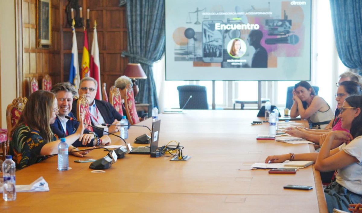 Dircom (@dircomspain) on Twitter photo En el #CursoDircomUIMP a puerta cerrada, Rocío Benavente, <a href="/galatea128/">Rocío Benavente</a>, dialoga con los asistentes sobre experiencias reales en la gestión de la #desinformación.
Modera: <a href="/albertovigon/">Alberto Vigón Sierra</a>, presidente de Dircom Norte En el #CursoDircomUIMP a puerta cerrada, Rocío Benavente, <a href="/galatea128/">Rocío Benavente</a>, dialoga con los asistentes sobre experiencias reales en la gestión de la #desinformación.
Modera: <a href="/albertovigon/">Alberto Vigón Sierra</a>, presidente de Dircom Norte