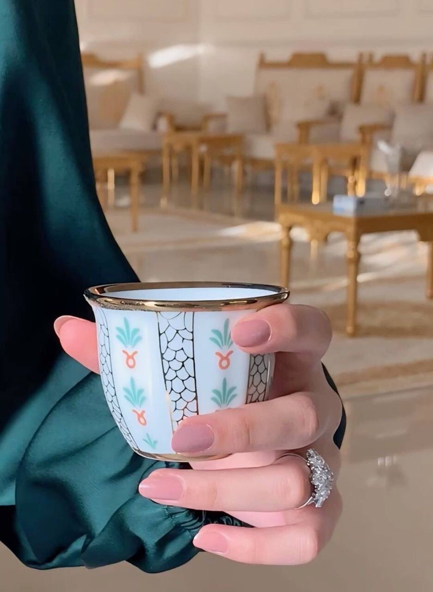↡✿

͏                       
͏

              أعـرف طـريق السـنع وامشـيه وأدلّـه
             مايمـلي عيـوني مـن الأطبـاع حـيّ الله💅🏻

͏                       
͏