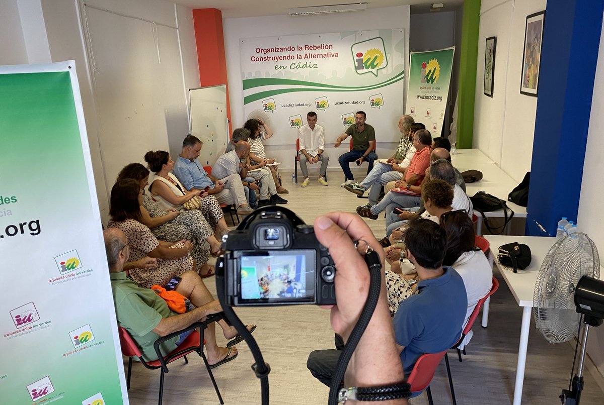 IU Cádiz🔻🇵🇸 (@iucadiz) on Twitter photo Junto al coordinador federal de <a href="/IzquierdaUnida/">Izquierda Unida🔻🇵🇸</a> <a href="/MailloAntonio/">Antonio Maíllo 🇪🇭🔻</a>, nos hemos reunido con la Plataforma en Defensa de la Sanidad Pública en la provincia de Cádiz. Asistimos con preocupación a la grave disminución de recursos sanitarios públicos en Andalucía para este verano. Junto al coordinador federal de <a href="/IzquierdaUnida/">Izquierda Unida🔻🇵🇸</a> <a href="/MailloAntonio/">Antonio Maíllo 🇪🇭🔻</a>, nos hemos reunido con la Plataforma en Defensa de la Sanidad Pública en la provincia de Cádiz. Asistimos con preocupación a la grave disminución de recursos sanitarios públicos en Andalucía para este verano.