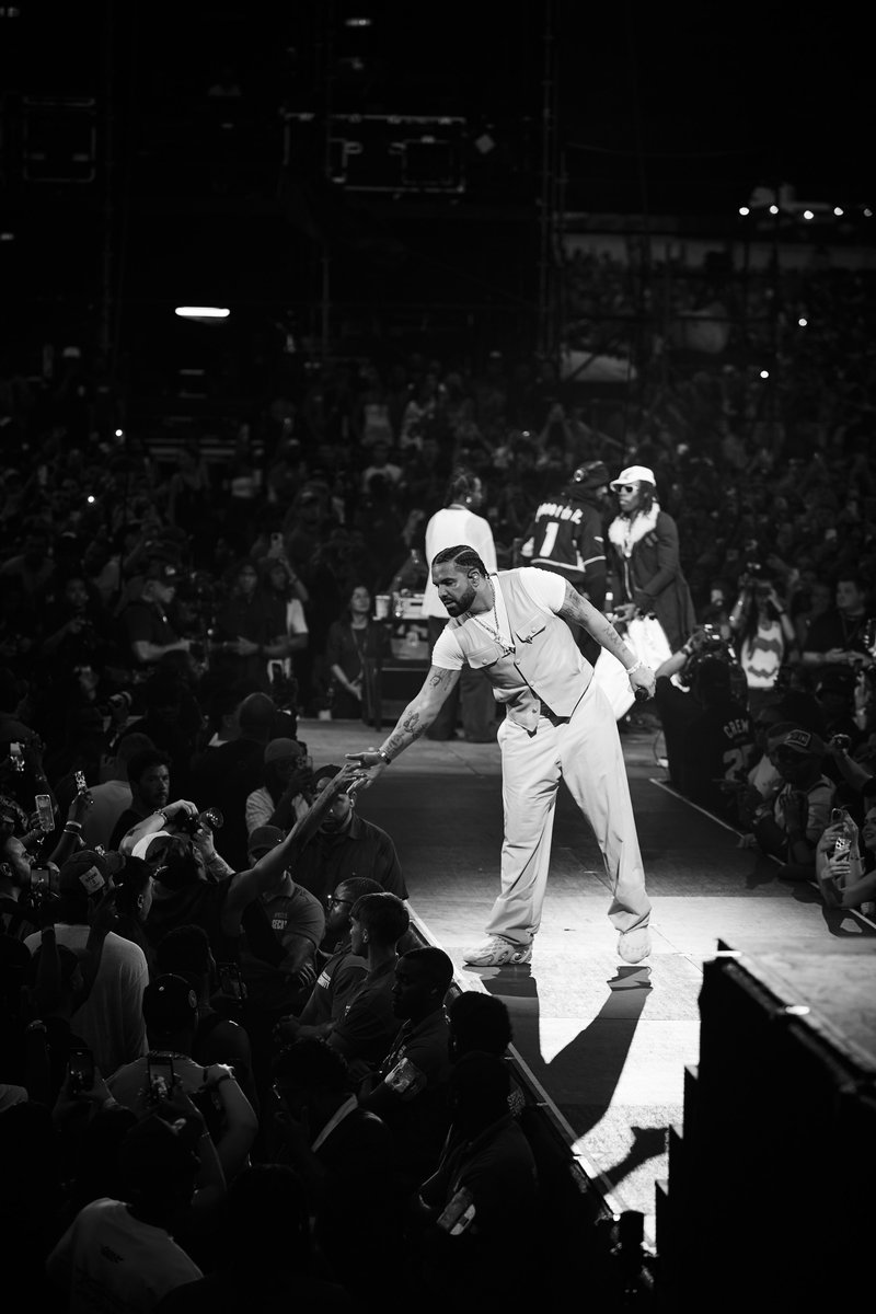 alexj_piper's tweet image. Drake brings out Rema. July 2025.
