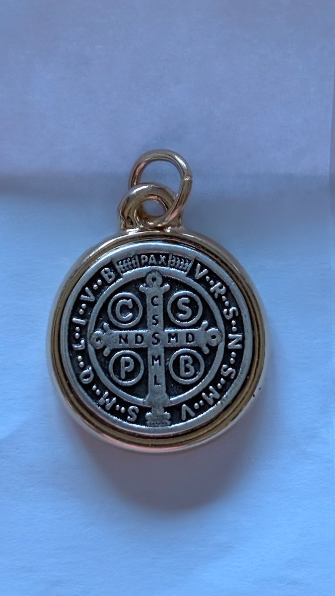 Hoje ofereceram-me uma medalha de S.  Bento da Porta Aberta, gosto especialmente do verso da medalha, eis a preciosa informação que nela está inscrita:
"Em cada um dos quatro lados da cruz há uma letra, formando o conjunto CSPB, o que quer dizer: “Crux Sancti Patris Benedicti”,