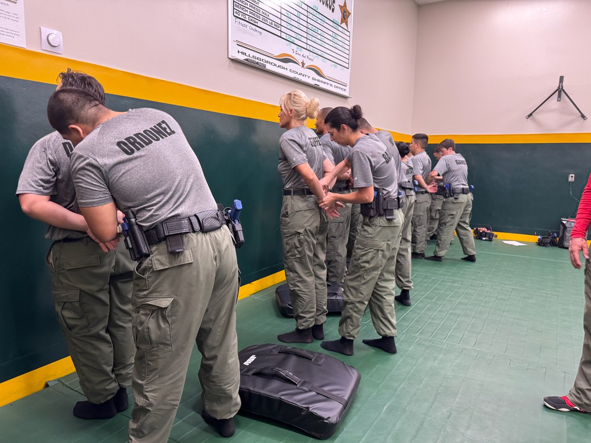 HCSOSheriff's tweet image. ⭐️𝐓𝐫𝐚𝐢𝐧𝐢𝐧𝐠 𝐀𝐜𝐚𝐝𝐞𝐦𝐲 𝐓𝐮𝐞𝐬𝐝𝐚𝐲⭐️
At #teamHCSO, we value having a strong grip on safety. Our cadets are in the process of learning proper, responsible restraint techniques. Adequate handcuff training is an essential part to protecting our community.