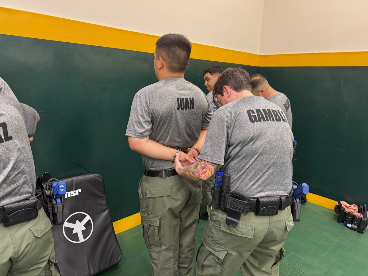 HCSOSheriff's tweet image. ⭐️𝐓𝐫𝐚𝐢𝐧𝐢𝐧𝐠 𝐀𝐜𝐚𝐝𝐞𝐦𝐲 𝐓𝐮𝐞𝐬𝐝𝐚𝐲⭐️
At #teamHCSO, we value having a strong grip on safety. Our cadets are in the process of learning proper, responsible restraint techniques. Adequate handcuff training is an essential part to protecting our community.