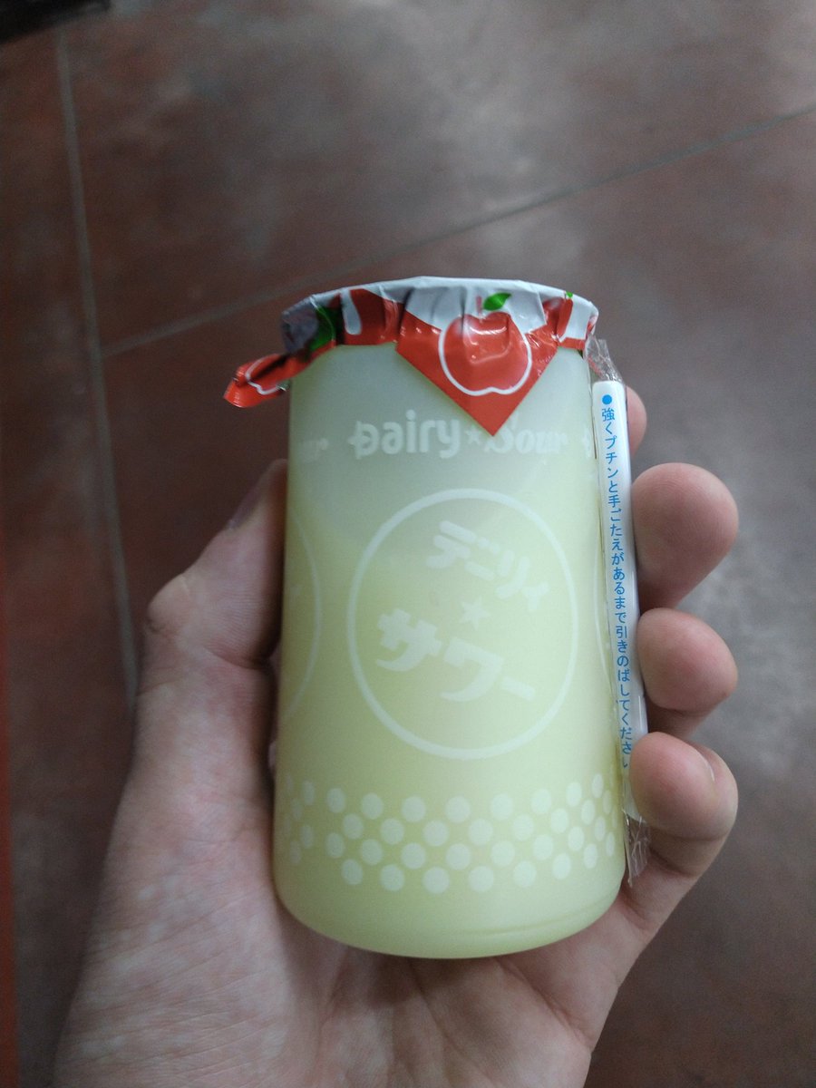 摩天楼寶楽(小林大河) (@matenrouhouraku) on Twitter photo 先日デイリーヤマザキで買った、こちらのりんごジュース。
このサイズで1本¥110ほどとだいぶ高いですが、入れ物の昭和レトロなデザインに負けて買ってしまいました。
結構しっかりりんごの味がして、おいしかったですよ。
皆さまもお試しください♪ 先日デイリーヤマザキで買った、こちらのりんごジュース。
このサイズで1本¥110ほどとだいぶ高いですが、入れ物の昭和レトロなデザインに負けて買ってしまいました。
結構しっかりりんごの味がして、おいしかったですよ。
皆さまもお試しください♪