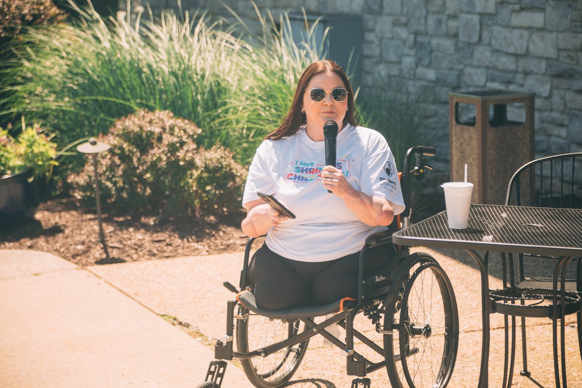 ShrinersStLouis's tweet image. Former patient Brianna shared her patient story at the annual TSI Global golf tournament, where her inspiring words brought our hospital's mission to life. ⛳
Go, Brianna! Go! 👏🏻
#ShrinersChildrens #PatientCare #PediatricOrthopedics