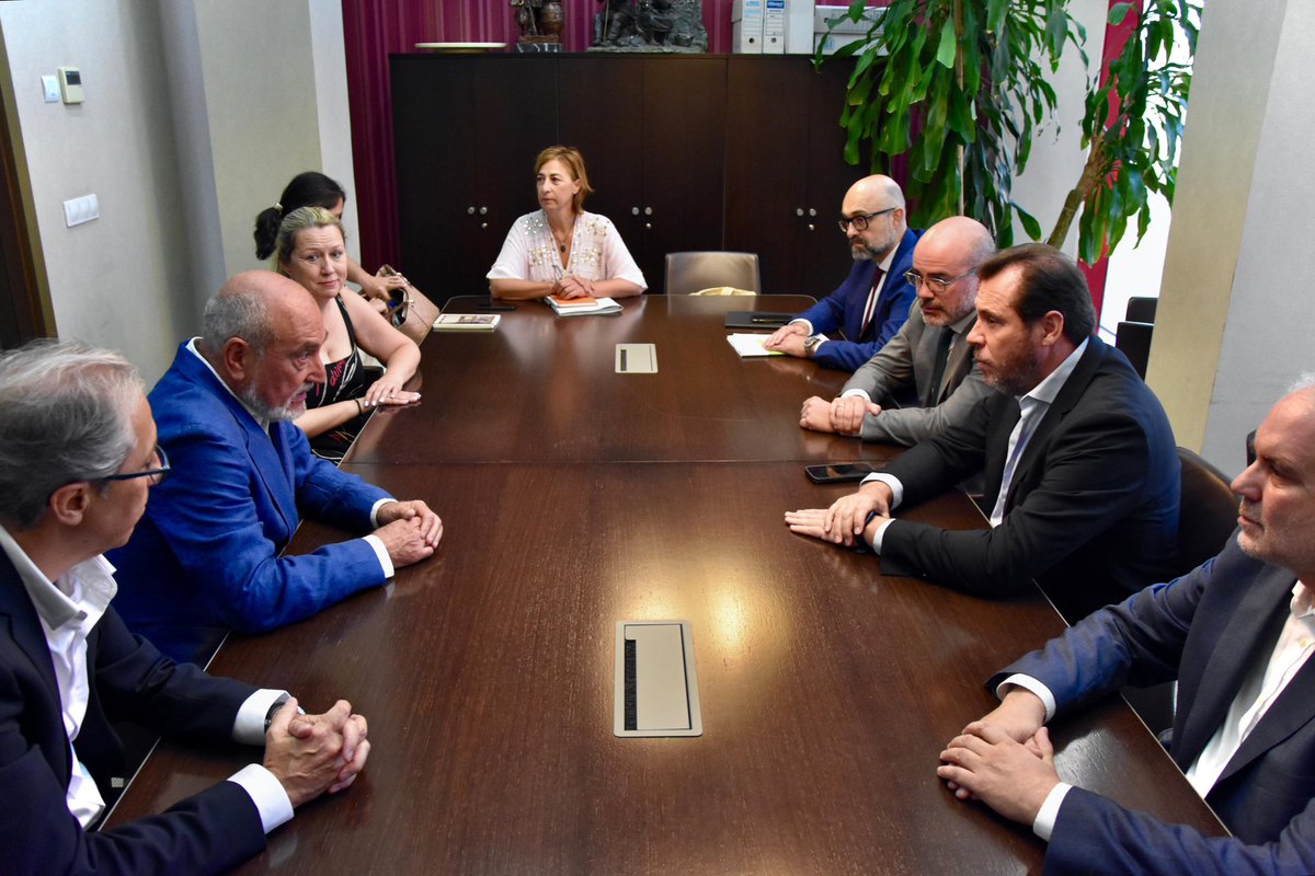 Reunion en el Ayuntamiento de Navalcarnero, con su alcalde y equipo. El tren de Cercanías inconcluso por la Comunidad Autónoma de Madrid como tema de fondo.