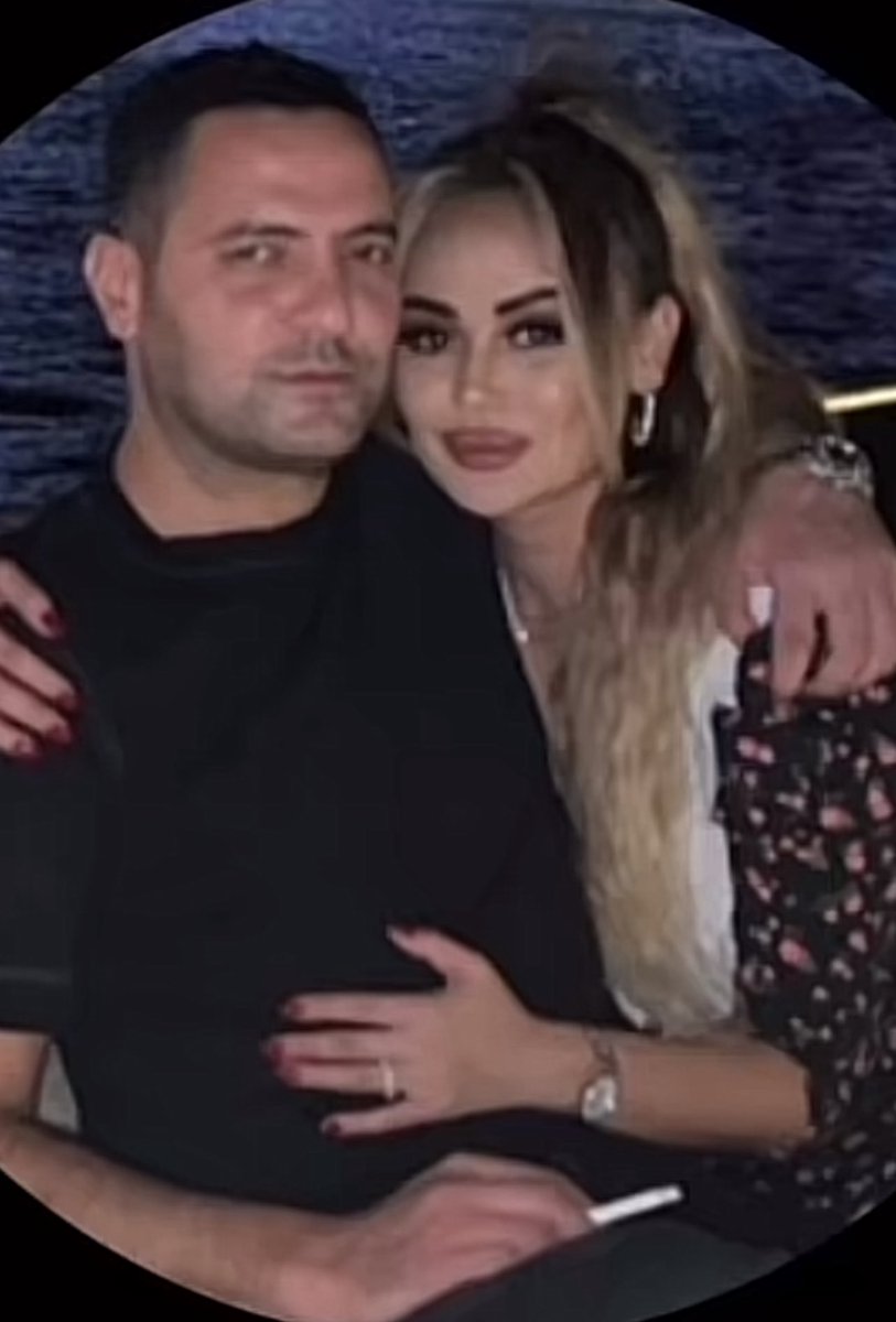 SON DAKİKA 

Cemil Koç tarafından vahşice katledilen Ayşe  Tokyaz cinayeti derinlemesine Araştırılmalıdır..!
Cemil Koç  ile daha önce beraber olan fotoğrafta ki Ece isimli kadının da vefat ettiği iddalar arasında yer alıyor.
Cemil Koç etrafındaki kişilere  Ece’nin ölümünün