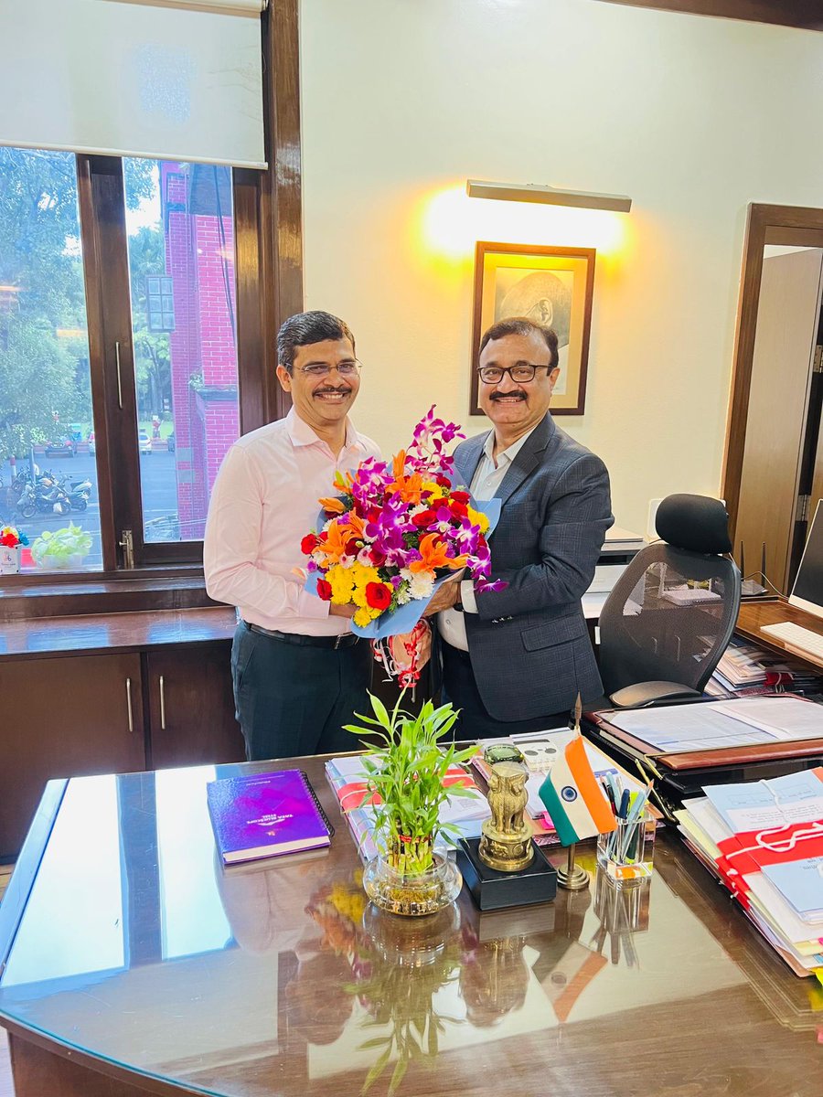 patil_gajanan's tweet image. मला महाराष्ट्र राज्य सेवेमधून भारतीय प्रशासकीय सेवा (IAS) या पदासाठी नामनिर्देशन प्राप्त झाले आहे.
या निमित्ताने आज पुणे विभागीय आयुक्त मा. डॉ. चंद्रकांत पुलकुंडवार सर यांनी मला पुष्पगुच्छ देऊन शुभेच्छा दिल्या. त्यांच्या शुभाशीर्वादामुळे अधिक प्रेरणा मिळाली.