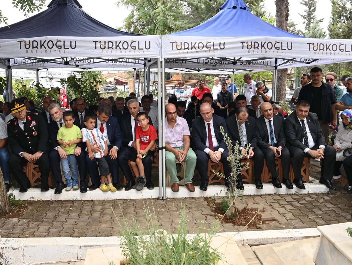 Kahramanmaraş Büyükşehir (@buyuksehirkm) on Twitter photo 15 Temmuz şehidi Polis Memuru Niyazi Ergüven’i Türkoğlu’nda kabri başında dualarla yâd eden Başkanımız <a href="/firatgorgel/">Fırat Görgel</a>:
“Rabbim başta şehidimiz Niyazi Ergüven olmak üzere, tüm şehitlerimize rahmet eylesin, kıymetli ailelerine sabırlar ihsan eylesin. Bu millet, 15 Temmuz’da topyekûn 15 Temmuz şehidi Polis Memuru Niyazi Ergüven’i Türkoğlu’nda kabri başında dualarla yâd eden Başkanımız <a href="/firatgorgel/">Fırat Görgel</a>:
“Rabbim başta şehidimiz Niyazi Ergüven olmak üzere, tüm şehitlerimize rahmet eylesin, kıymetli ailelerine sabırlar ihsan eylesin. Bu millet, 15 Temmuz’da topyekûn
