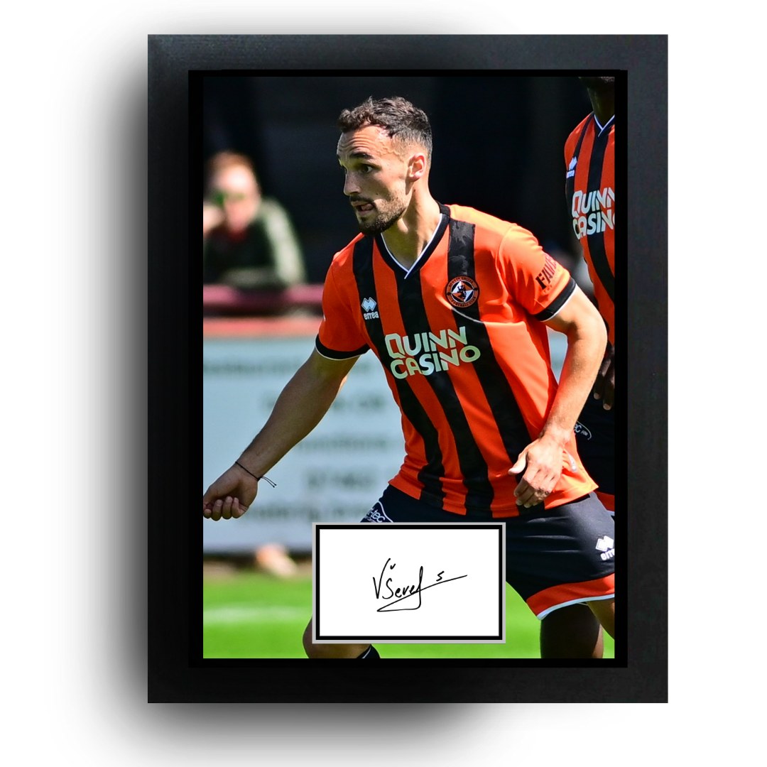 From_The_Club's tweet photo. 🎯 DUNDEE UNITED FANS – Don’t Miss Out! 🧡🖤 
We’ve got a very limited number of official hand signed photos available — starting from just £19.99! 

📦 Framed option available 
🖋 Includes official signature 
🎁 The ultimate gift for any fan

👉 Grab yours now: 
🔗 https://t.co/vXXdUHMO6S

#DUFC
