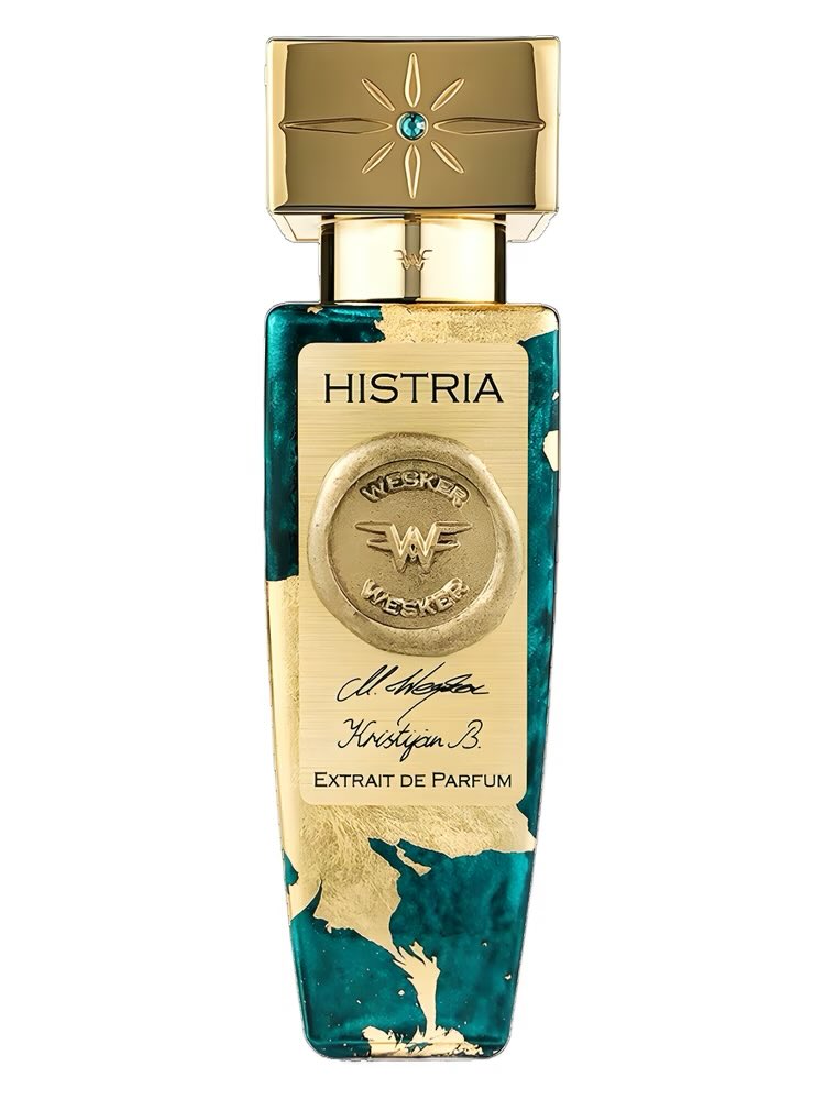 عطر اليوم: Histria من Wesker
يبدأ بقُبلة الصنوبر وأشواكه، مع انتعاش الليمون وهمس الماندرين الأحمر..
قلبٌ من خُزامى تعانق زهر البرتقال، وإكليلُ الجمال من المريمية والخمان..
قاعدةٌ من حَجرٍ كأنها ذاكرةُ الغابات، وصنوبرٍ دافئ يعانق ورق اللورا..
ثباتٌ كعهود العاشقين، وفوحانٌ كسِحر