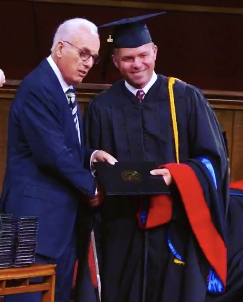 jesserandolph_'s tweet image. I had two opportunities to shake John MacArthur’s hand.
The first time was here, at my graduation from @MastersSeminary.
And the second time was in his office at @GraceComChurch—days before I moved my family to Nebraska to take on the pastorate at @IHCCministry.
Handshakes are…