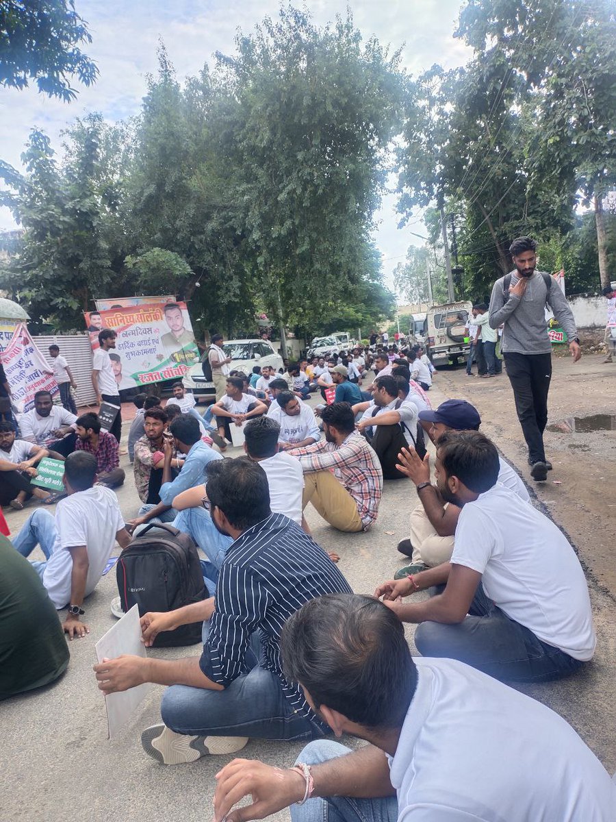 BaBarS0007's tweet photo. #कंप्यूटर_अनुदेशक_भर्ती में रिक्त रहे पदों को भरवाने के लिए किए आंदोलन के 50 मुख्य रणनीतिकार साथी जो आंदोल��� शुरू होने से अंत तक साथ रहे उनमें 45 साथियों की नौकरी लग चुकी है❣️❣️❣️

आंदोलन भले ही एक बीजेपी के दलाल की वजह से सफ़ल नहीं हो पाया पर हमारा प्रत्येक साथी ज़रूर सफ़ल होगा👍 https://t.co/v4VmioAfdg