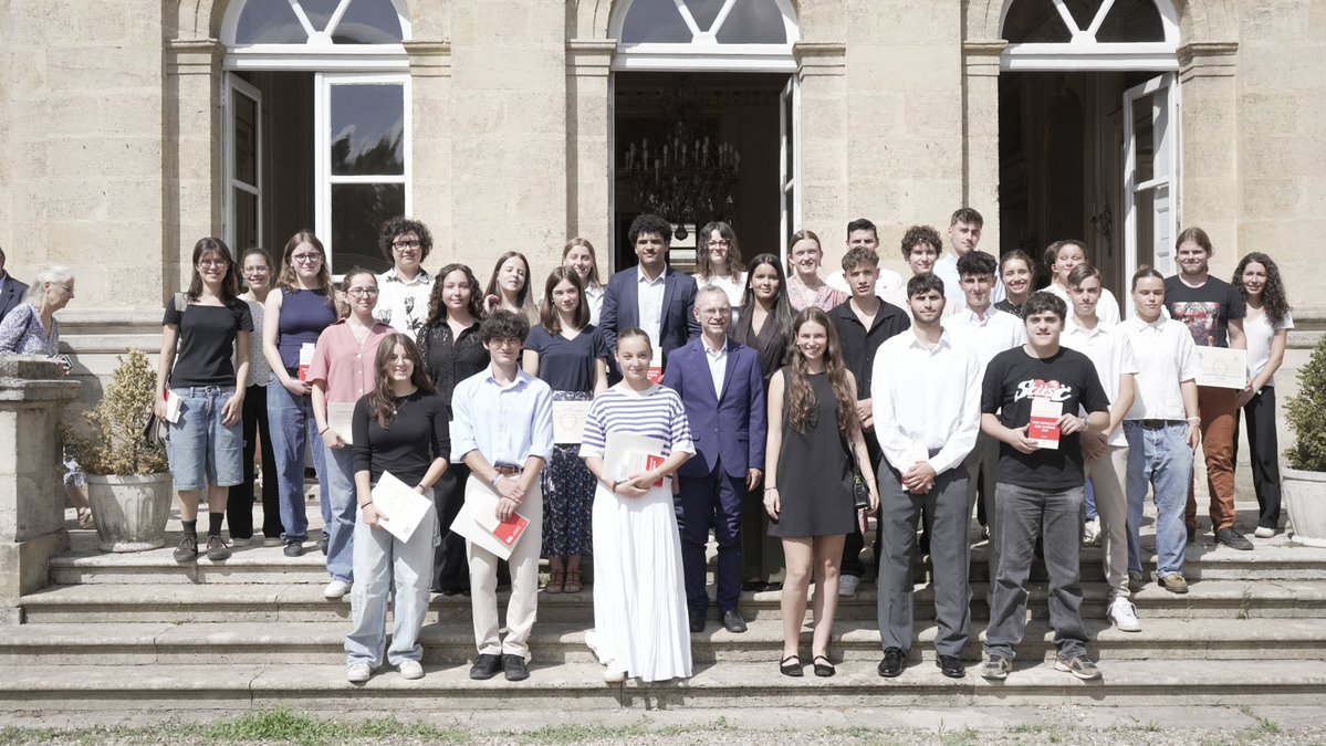 🎓🥳Beaucoup de fierté et d’émotion pour cette cérémonie en hommage aux meilleurs bacheliers de l'académie de #Bordeaux en présence des parents, des professeurs et des personnels de direction. 
Grand 👏 aux bacheliers et aux lauréats des prix de cette année scolaire 2024-25