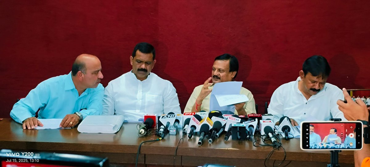 ChintuChoukse's tweet photo. 📢 प्रेस वार्ता | इंदौर प्रेस क्लब 📰
आज इंदौर प्रेस क्लब में फ़र्ज़ी समग्र ID जैसे गंभीर मुद्दे को लेकर एक अहम प्रेस वार्ता की गई।
#इंदौर | #समग्रID | #PressConference | #SamagraID | #ChintuChoukse | #Indore https://t.co/HlDMEqeTnX