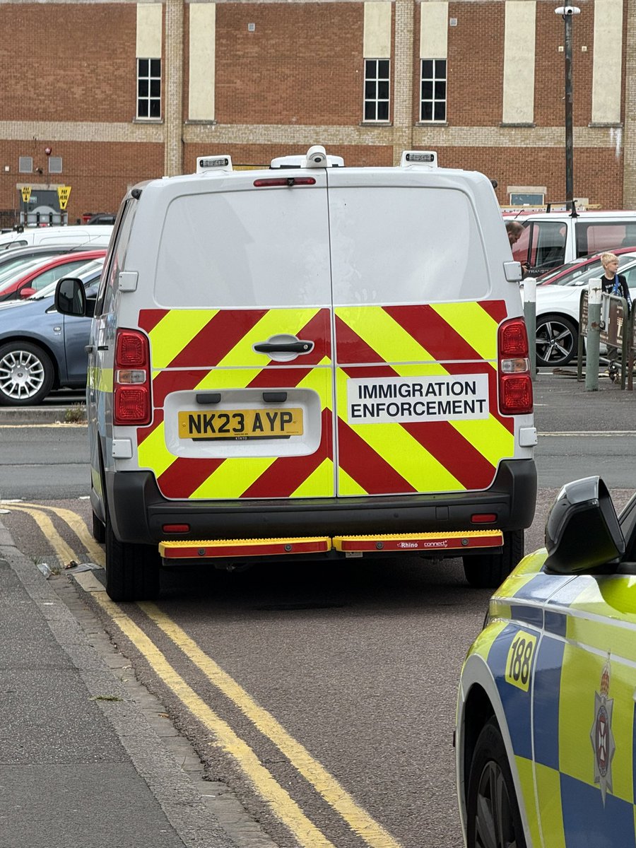 hewitson10's tweet image. Another ICE raid in Swindon
Ffs people are working, paying their own way & we still go for them
