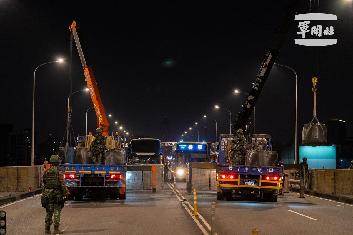 MoNDefense's tweet image. #HK41 #Day7
President @ChingteLai inspected the #HanKuang41 exercise today, praising the #ROCArmedForces for their commitment to readiness.
#ROCMP held bridge defense drills, while the #3rdTheaterCommand ran a “defense in depth” exercise demonstrating rapid response capability.