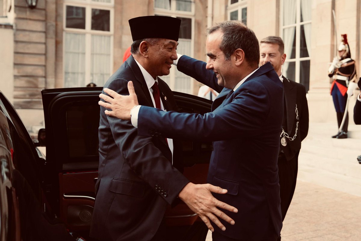 sjafriesjams's tweet image. Dengan penuh rasa hormat, saya menerima tanda kehormatan Commander of the Legion dalam sebuah upacara resmi kemarin oleh Menhan Prancis di Hotel de Brienne, Ministère des Armés, Prancis.
Penghargaan ini menjadi simbol penting atas kerja sama pertahanan yang solid dan saling…