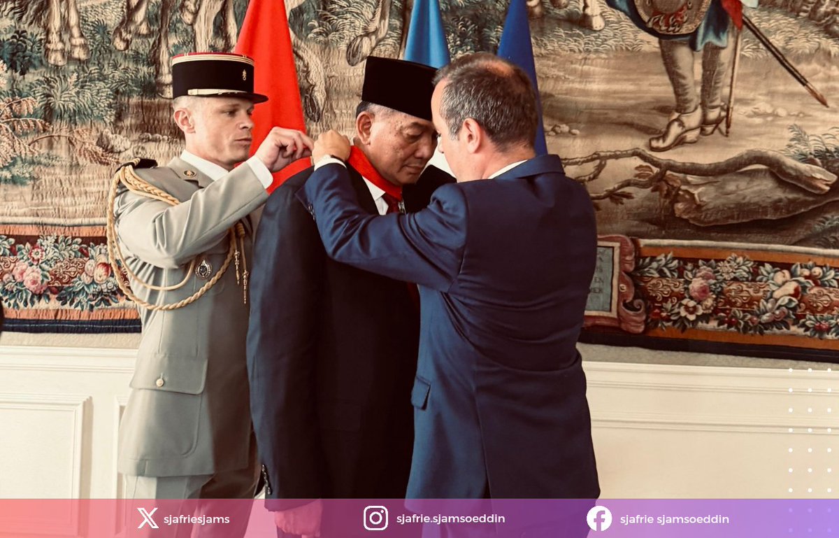 sjafriesjams's tweet image. Dengan penuh rasa hormat, saya menerima tanda kehormatan Commander of the Legion dalam sebuah upacara resmi kemarin oleh Menhan Prancis di Hotel de Brienne, Ministère des Armés, Prancis.
Penghargaan ini menjadi simbol penting atas kerja sama pertahanan yang solid dan saling…