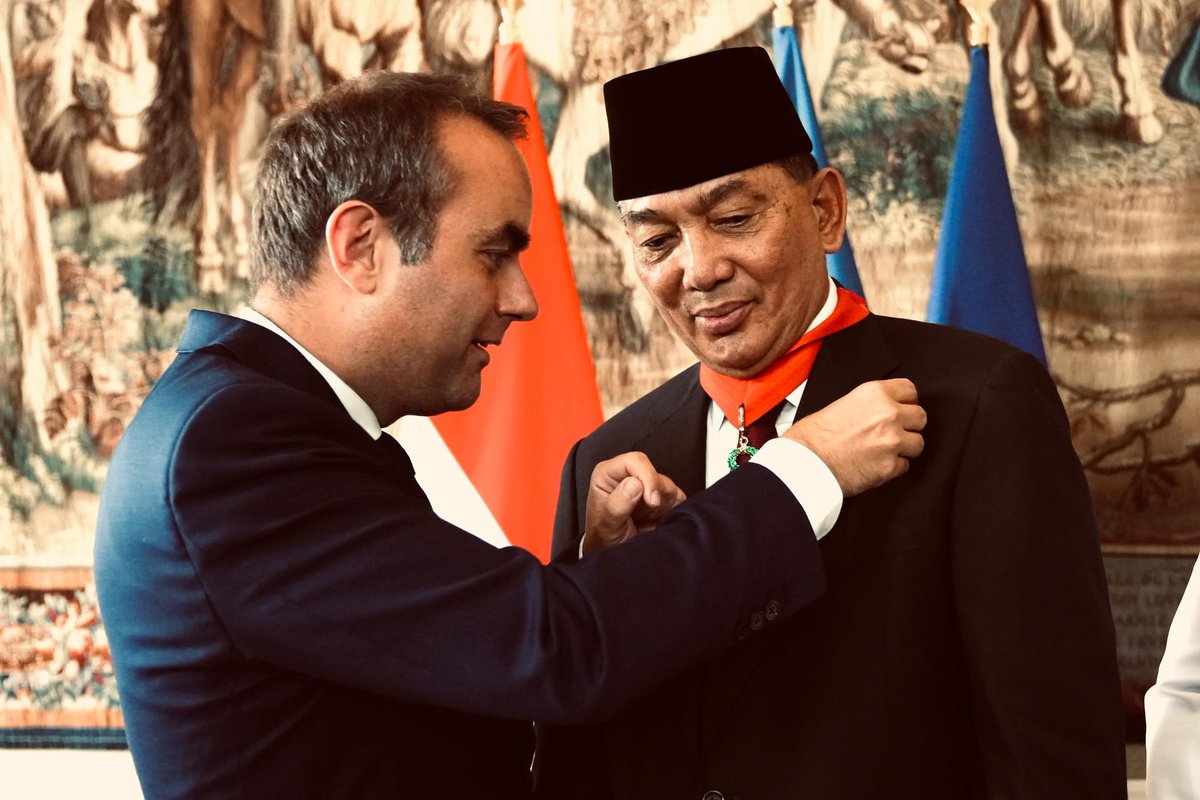 sjafriesjams's tweet image. Dengan penuh rasa hormat, saya menerima tanda kehormatan Commander of the Legion dalam sebuah upacara resmi kemarin oleh Menhan Prancis di Hotel de Brienne, Ministère des Armés, Prancis.
Penghargaan ini menjadi simbol penting atas kerja sama pertahanan yang solid dan saling…