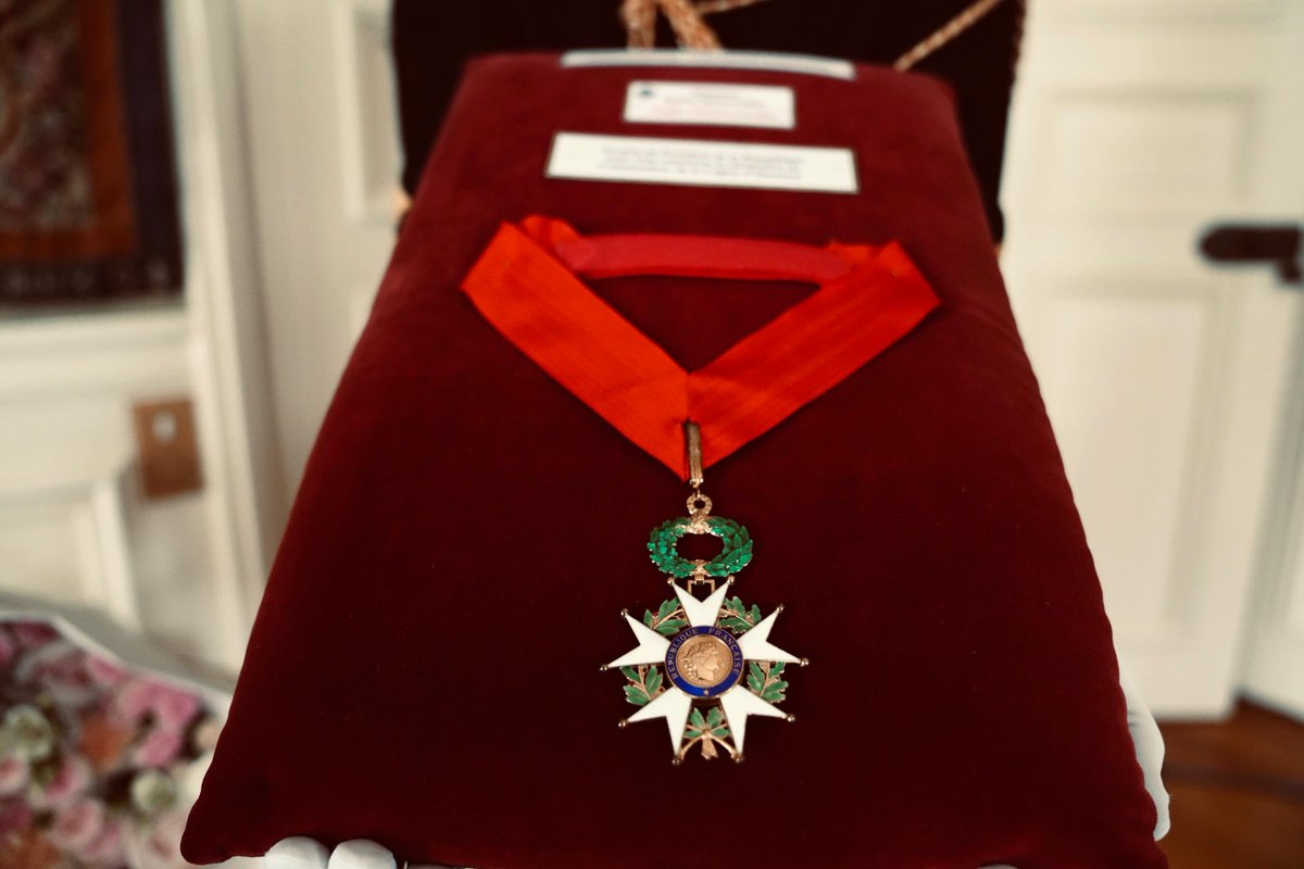 sjafriesjams's tweet image. Dengan penuh rasa hormat, saya menerima tanda kehormatan Commander of the Legion dalam sebuah upacara resmi kemarin oleh Menhan Prancis di Hotel de Brienne, Ministère des Armés, Prancis.
Penghargaan ini menjadi simbol penting atas kerja sama pertahanan yang solid dan saling…