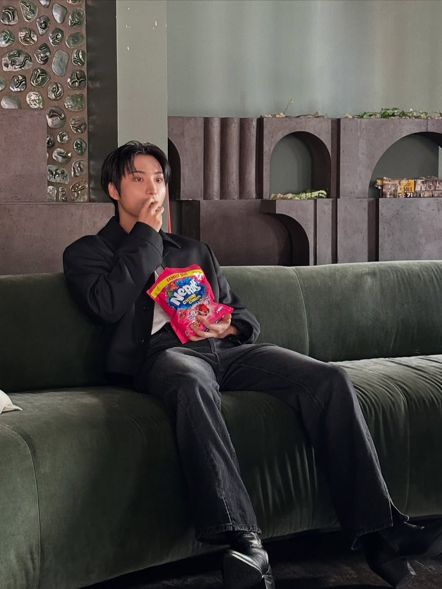 Meluangkan diri untuk sekedar meregangkan badan dan menikmati gemerlapnya dunia selain diatas panggung.