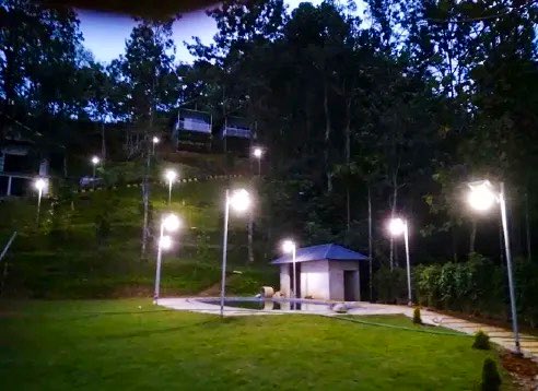 Farol Solar de 700lumen. Ideal para entradas de residencias y empresas, parques y patios. 

Garantía de 12 meses

Más detalles : potenciaverde.com/iluminaci%C3%B…