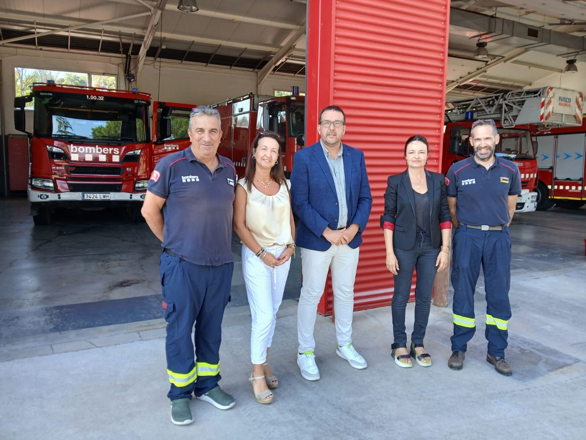 aj_vic's tweet image. 👉L'alcalde, @albertcastellsv, i la regidora de Protecció Civil, @ElisendaCarrera, van visitar la setmana passada el parc de bombers de Vic.
🚒A més de veure les instal•lacions, es va parlar de la importància de la tasca dels bombers a la ciutat i a la comarca, i dels reptes de…