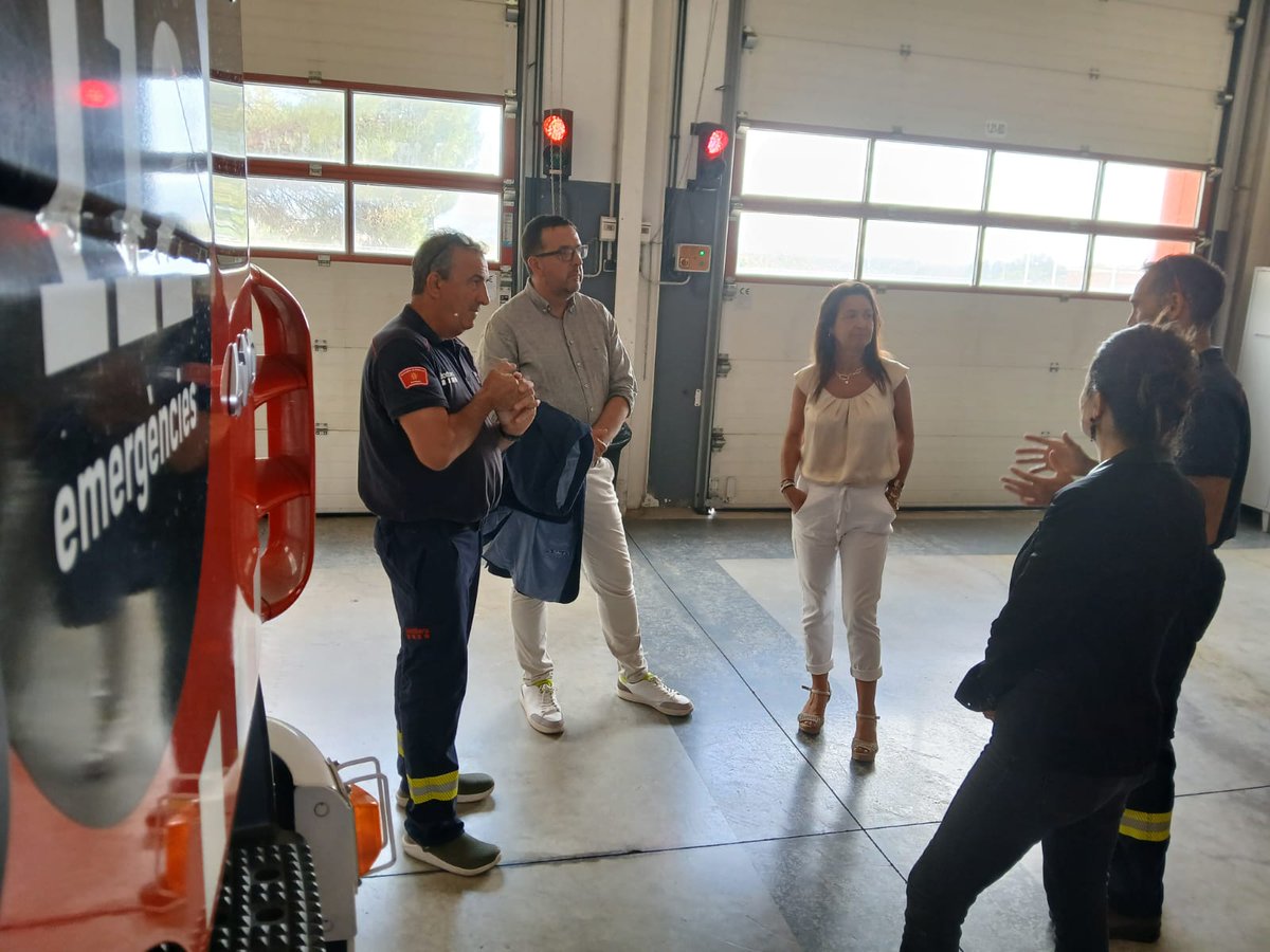 aj_vic's tweet image. 👉L'alcalde, @albertcastellsv, i la regidora de Protecció Civil, @ElisendaCarrera, van visitar la setmana passada el parc de bombers de Vic.
🚒A més de veure les instal•lacions, es va parlar de la importància de la tasca dels bombers a la ciutat i a la comarca, i dels reptes de…