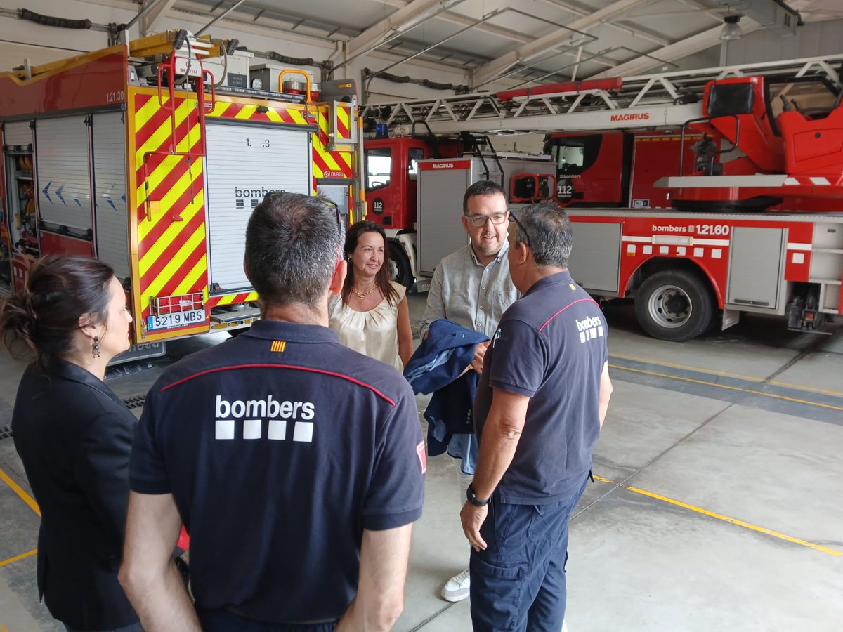 aj_vic's tweet image. 👉L'alcalde, @albertcastellsv, i la regidora de Protecció Civil, @ElisendaCarrera, van visitar la setmana passada el parc de bombers de Vic.
🚒A més de veure les instal•lacions, es va parlar de la importància de la tasca dels bombers a la ciutat i a la comarca, i dels reptes de…