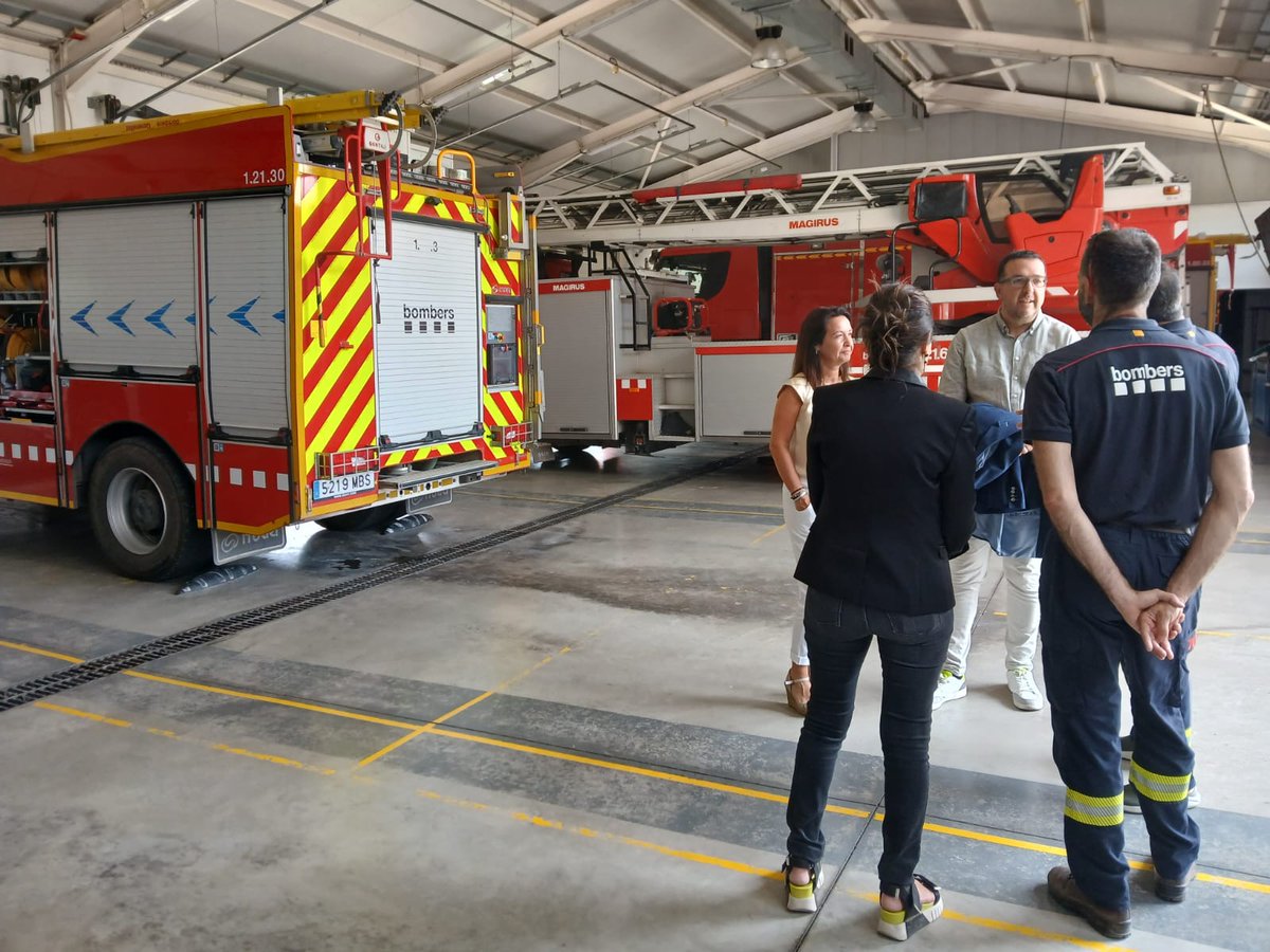 aj_vic's tweet image. 👉L'alcalde, @albertcastellsv, i la regidora de Protecció Civil, @ElisendaCarrera, van visitar la setmana passada el parc de bombers de Vic.
🚒A més de veure les instal•lacions, es va parlar de la importància de la tasca dels bombers a la ciutat i a la comarca, i dels reptes de…